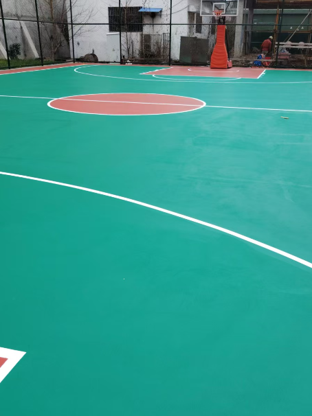 安龙 球场长期使用易出现地面开裂